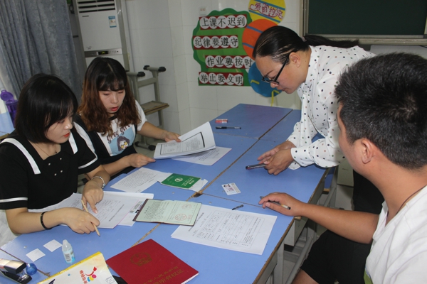 规范 负责 有序 平稳 ——郑州市高新区五龙口小学扎实做好新生入学报名工作