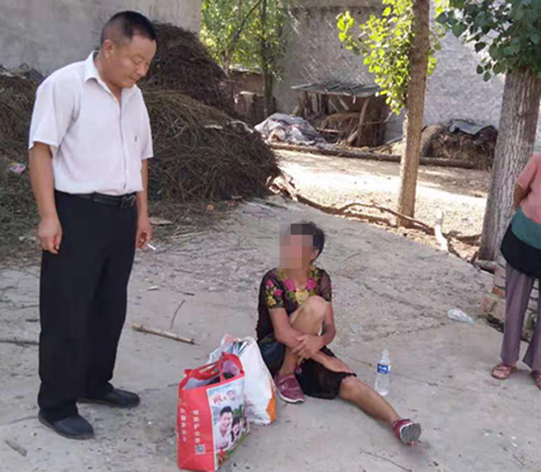 邓州民警张红阳走访时救助一名流浪老人