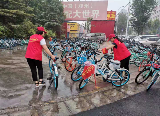 郑州市国基路街道“绿城使者”在行动 风雨中的“红马甲”