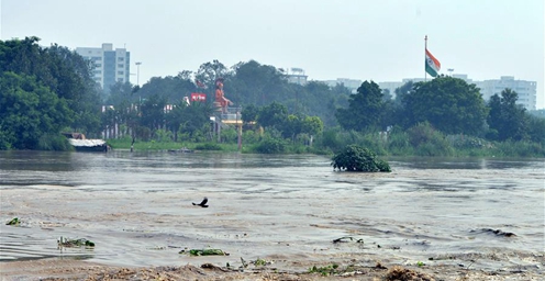 连日暴雨 印度亚穆纳河水位上涨