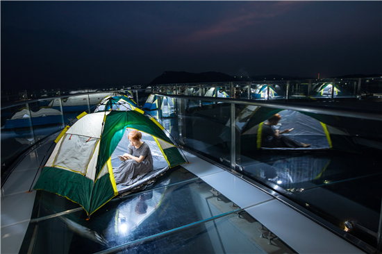 郑州多名驴友深夜结伴在伏羲山高空露营 拍下浪漫星空