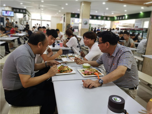 河南工学院领导深入学生食堂了解学生用餐情况