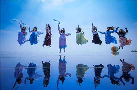 河南伏羲山建“天空之镜” 女游客穿汉服拍美照 