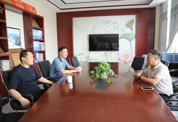 内乡法院：金秋送关怀情暖教师节