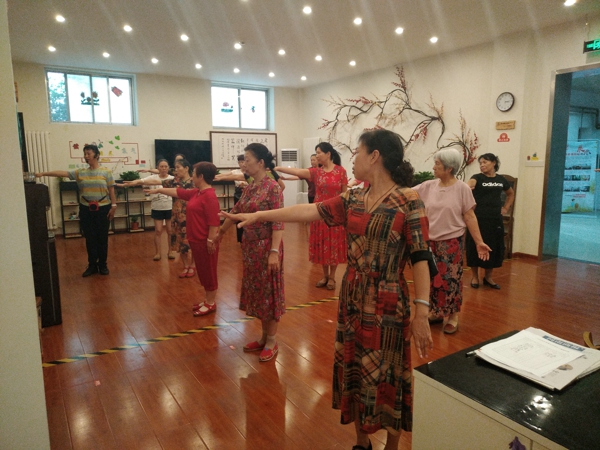 长城社区开展舞蹈培训丰富中老年文化生活