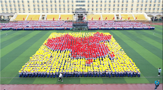 郑州西亚斯学院千名学生拼“中国地图” 向祖国表白