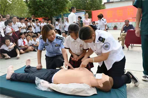 邓州民警、医生联合打造学校平安活动