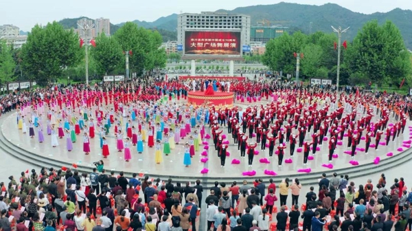 超震撼！栾川千人齐舞，共同庆祝新中国成立70周年！