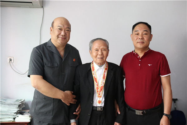 宛城法院看望慰问“庆祝中华人民共和国成立70周年”纪念章获得者并送上纪念章