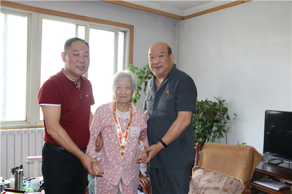 宛城法院看望慰问“庆祝中华人民共和国成立70周年”纪念章获得者并送上纪念章