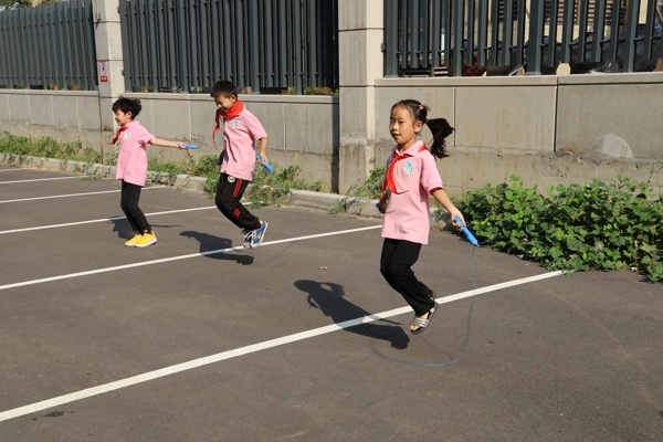 郑州市中原区新街坊小学举行第二届体育达标趣味运动会