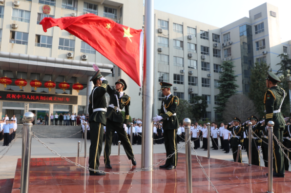 升国旗观看阅兵式！太康县干部群众庆祝新中国成立70周年
