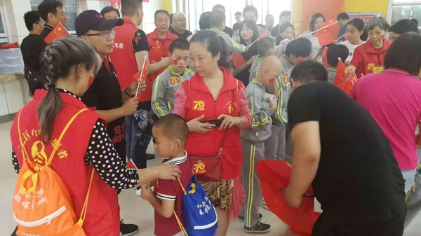    公益组织国庆节为郑州儿童福利院孩子送“幸福面”