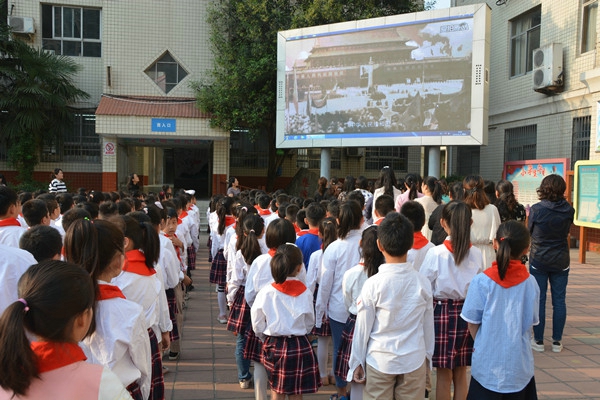 根植红色情怀 唱响祖国赞歌 ——郑州市管城区教育系统开展庆祝新中国成立70周年系列活动