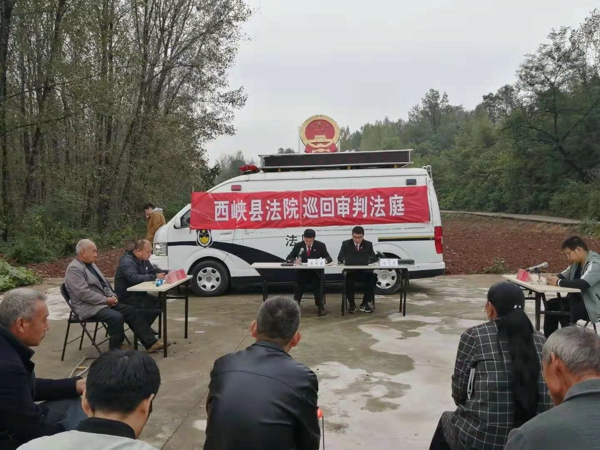 村头驶来审判车