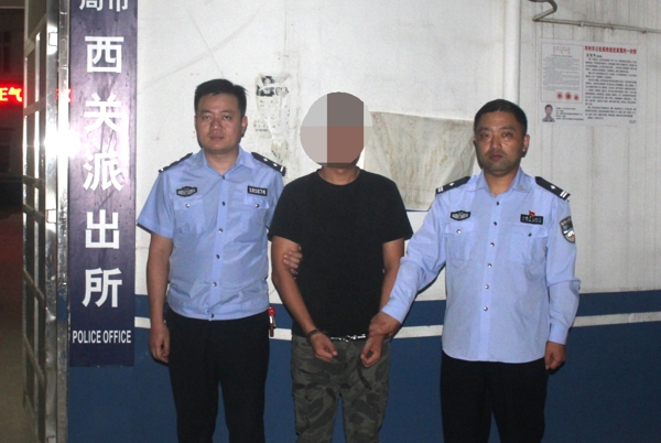 邓州:西关派出所民警魏耿国庆期间8小时抓获一逃犯