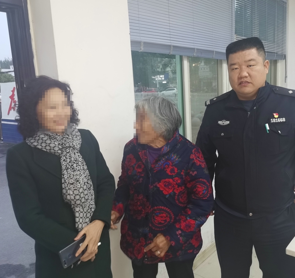 邓州：胜利派出所民警及时救助迷失老人