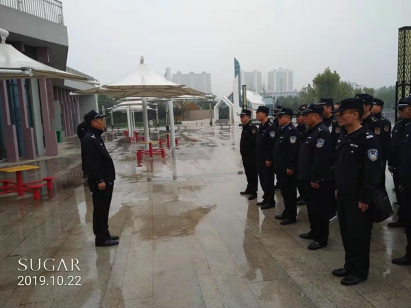 邓州市城市管理警察大队民警冒雨清理城区“僵尸车”还道于民