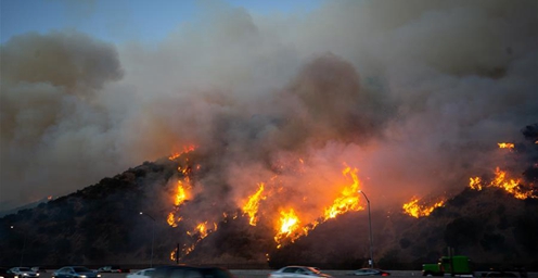 加州山火肆虐 数千居民被迫撤离