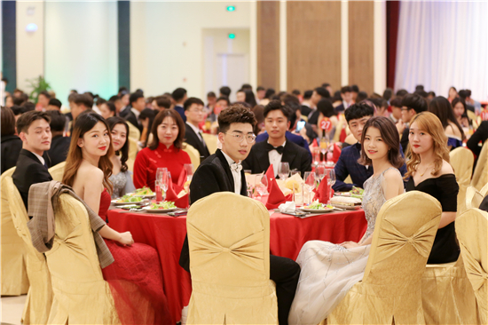 当颜值与高贵相碰撞——郑州西亚斯学院举行第八届高桌晚宴