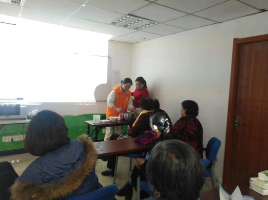 郑州市蓝堡湾社区党支部开展食品烤制活动活跃社区生活