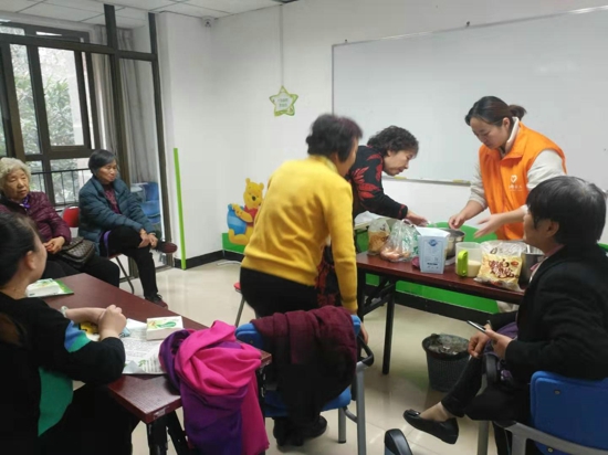 郑州市蓝堡湾社区党支部开展食品烤制活动活跃社区生活