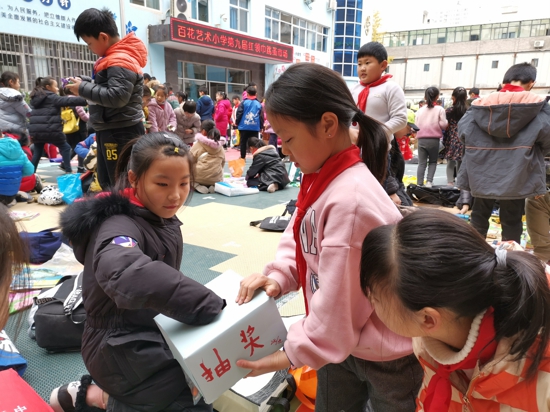 郑州市中原区百花艺术小学举办“红领巾跳蚤市场”活动