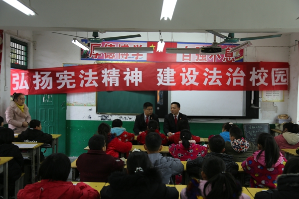 镇平县法院开展宪法宣传进校园活动