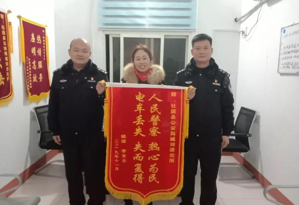 社旗：民警破案暖民心 群众感恩送锦旗