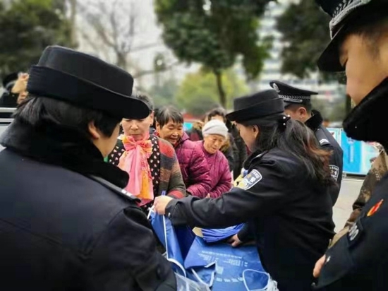 郑州警方：嵩山路分局防诈骗宣传打出“组合拳”