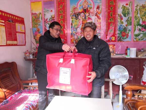 卧龙区法院开展为贫困户“冬日送温暖”活动