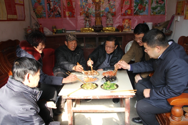 卧龙区法院开展为贫困户“冬日送温暖”活动