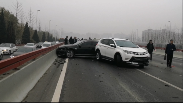 突发！郑州金水立交桥因油污污染路面引发多车相撞事故