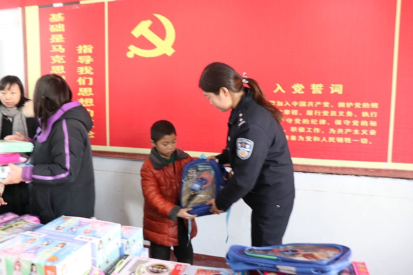 邓州：新华派出所开展向留守儿童献爱心活动