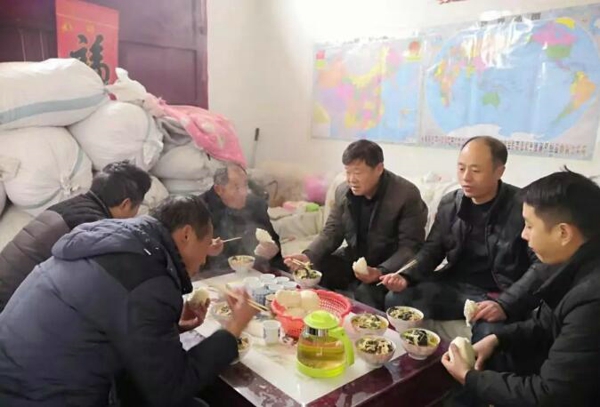 社旗县刘岗村扶贫书记程相如到贫困户家中同吃“连心饭”