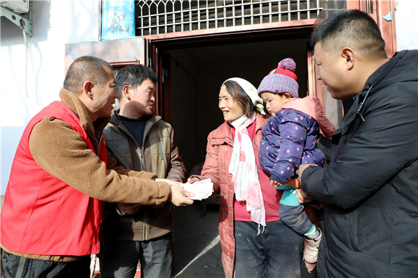 河南内乡：爱心志愿者救助失火贫困家庭