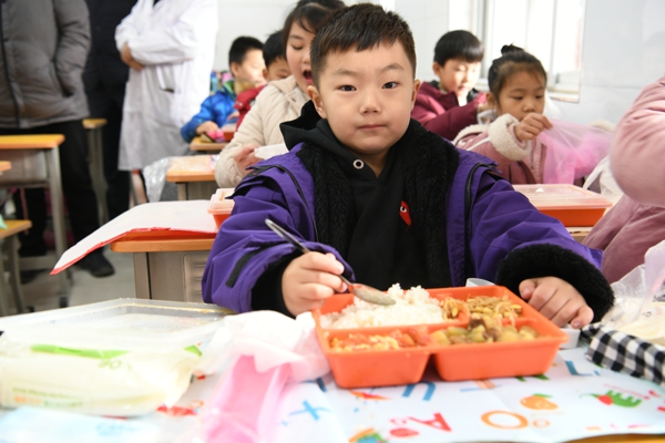 管城区政府副区长苏莹玺调研中小学午餐供应情况