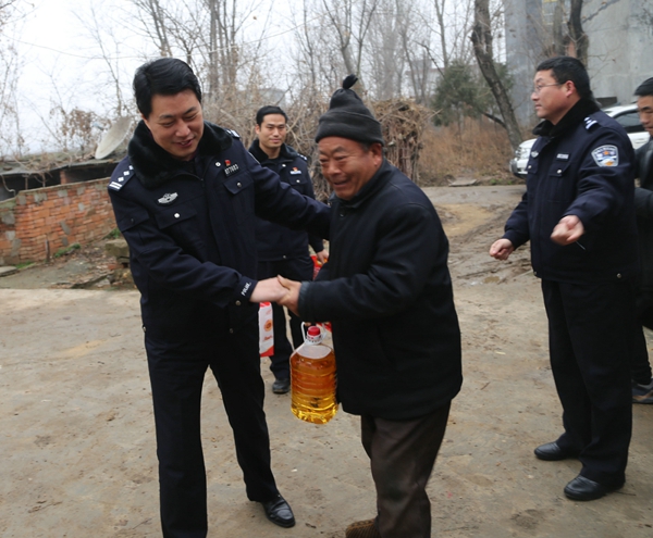 社旗县公安局长高青到下洼镇开展“百万警进千万家”活动