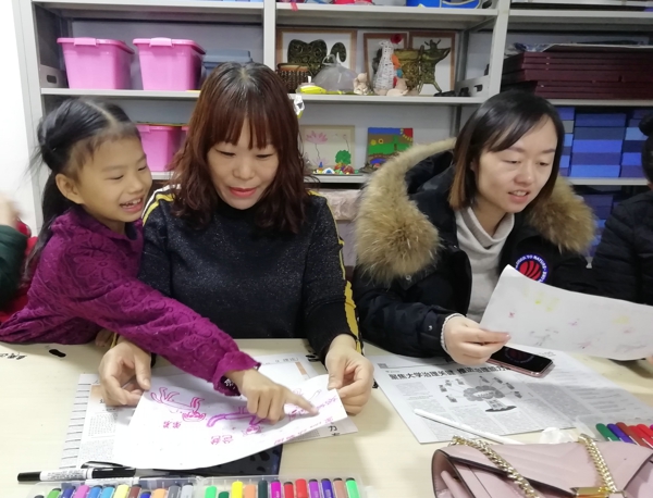 郑州市中原区百花艺术小学举行“以画读心”亲子沙龙活动
