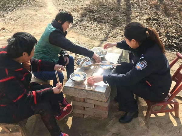 邓州：穰东派出所深入辖区慰问贫困户暖人心