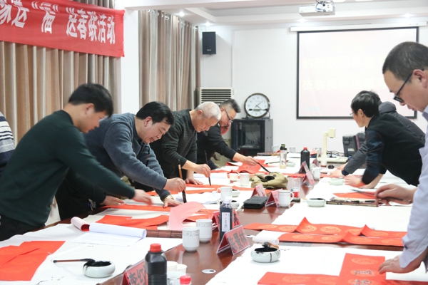 宛城区法院邀请书法家为干警写春联送祝福 