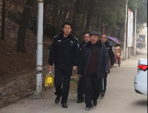 社旗县公安局局长高青走访慰问基层民警辅警和退休干部
