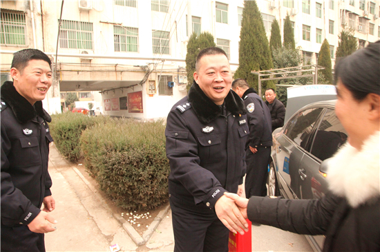 武陟县公安局领导春节前看望慰问受伤民警