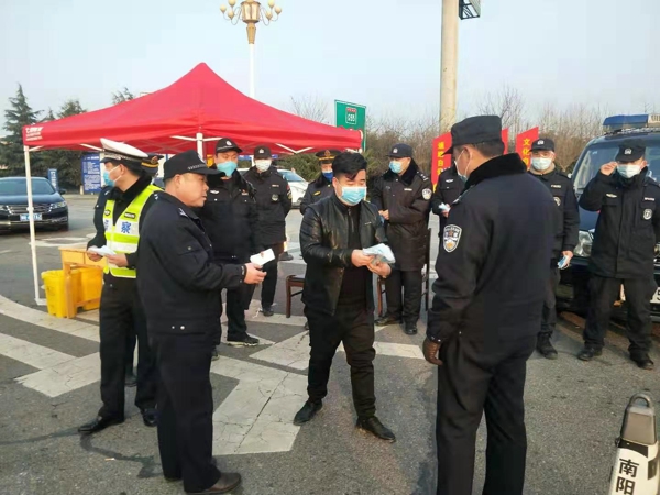 警民同心合力抗击疫情——热心企业、群众为新野公安捐赠防护用品