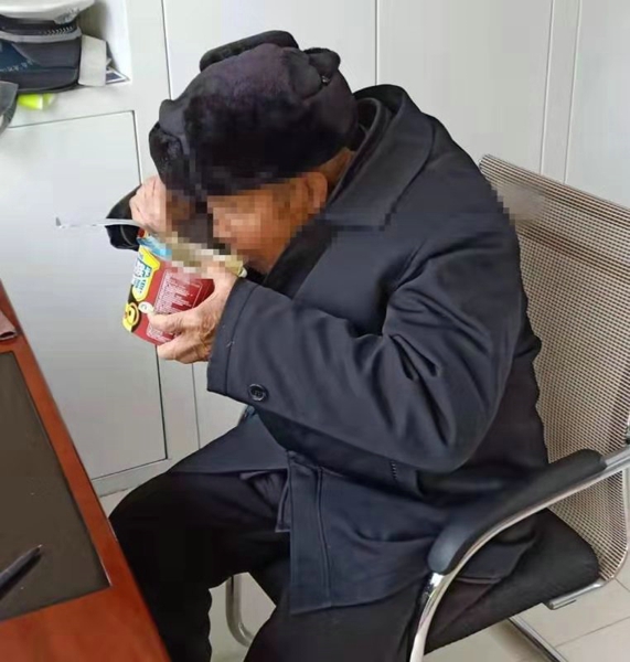 南召公安：民警帮走失老人找家