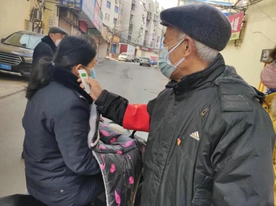 郑州金水区：老党员主动请缨，疫情不退不下“疫”线