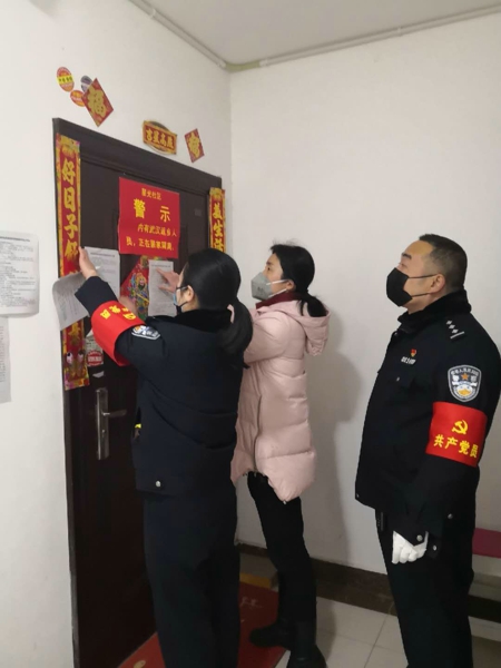 邓州市公安局党员突击队进入星光社区开展疫情防控工作