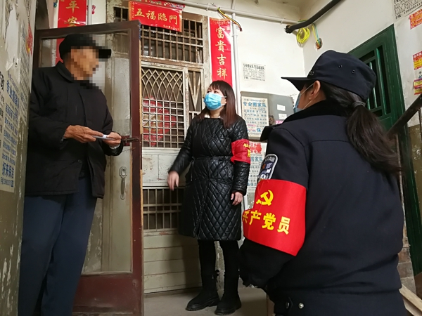 邓州市公安局党员突击队深入星光社区开展疫情防控排查工作