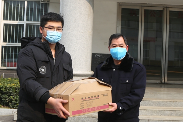 邓州：​警民同心抗击疫情  社会爱心人士纷纷慰问一线公安民警