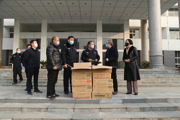 邓州：​警民同心抗击疫情  社会爱心人士纷纷慰问一线公安民警